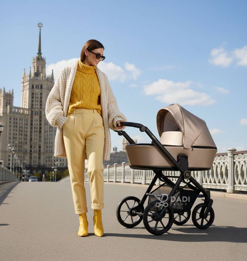 Miejski wózek dziecięcy w praktycznym użyciu. Elegancka mama spaceruje z kompaktowym wózkiem w scenerii wielkiego miasta.